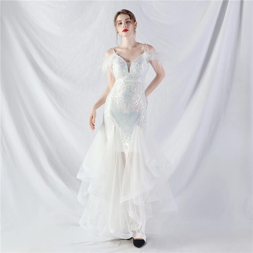 Robe de danse artisanale en filet rigide orné de plumes d'autruche, de perles et de fleurs, confectionnée en maille. view 11