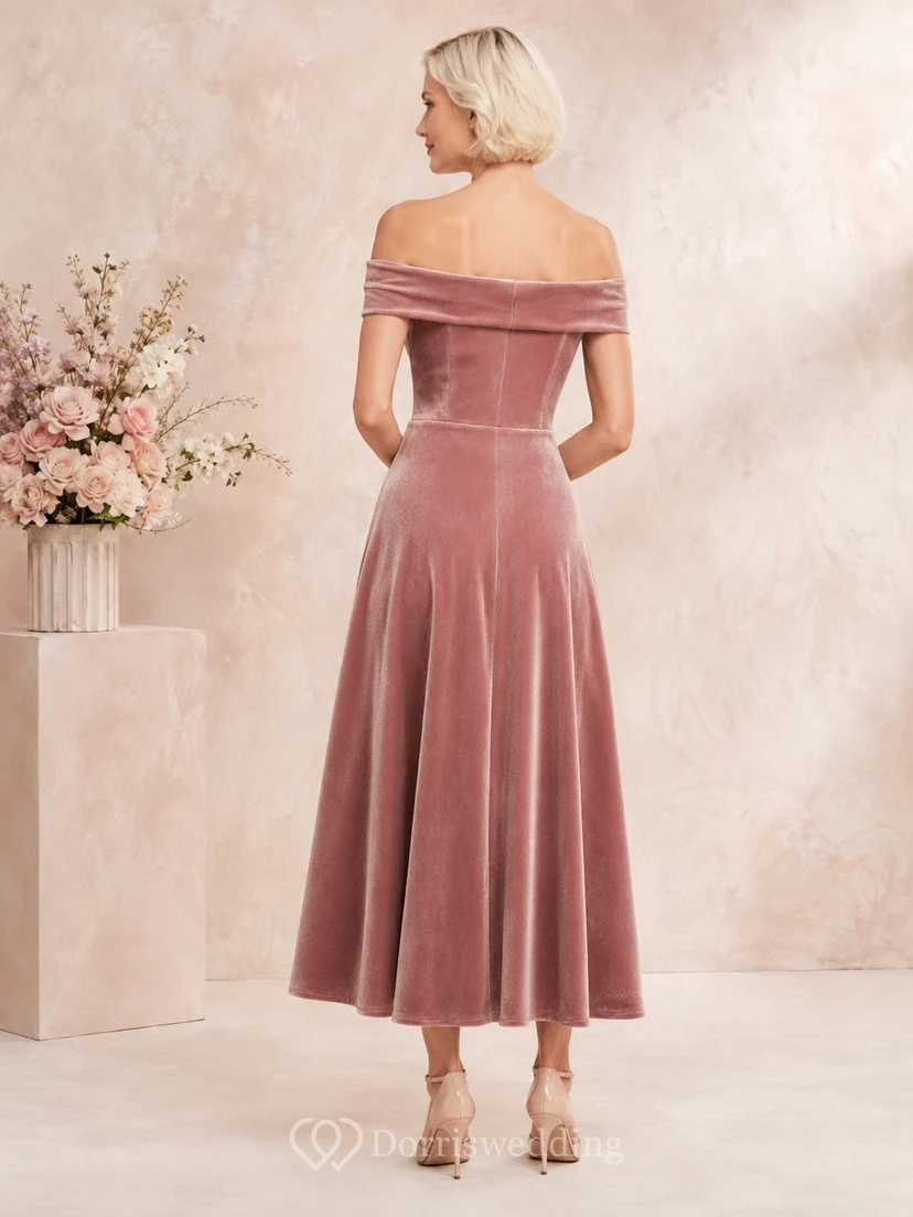Vestido formal modesto de terciopelo rosa empolvado con escote Bardot y corte en A, largo hasta la rodilla. view 2