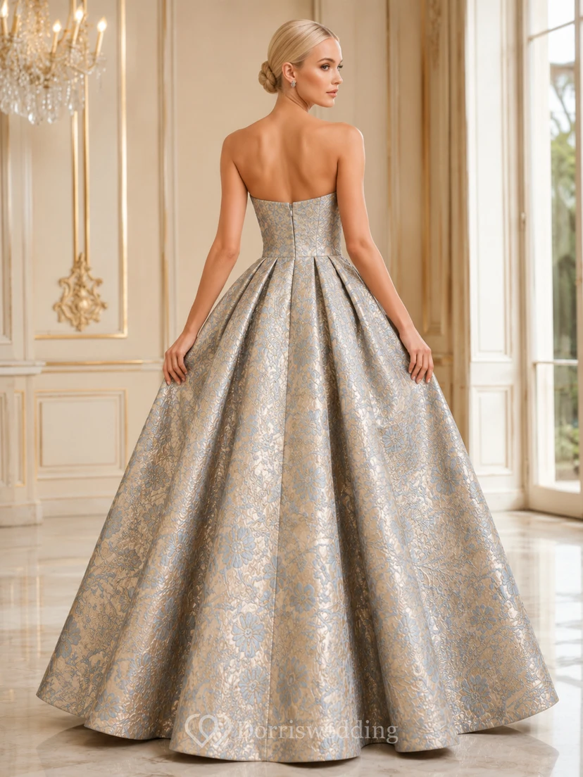 Vestido de gala formal de brocado plateado sin tirantes view 2