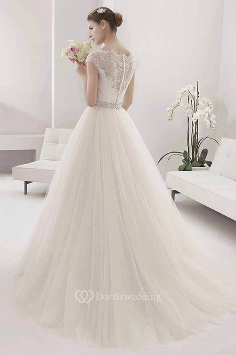 Ballkleid aus Tüll mit geschwungenem V-Ausschnitt, kurzen Ärmeln, Spitzenoberteil und floraler Perlenstickerei an der Taille view 2