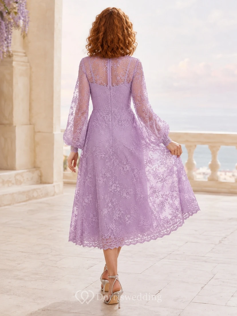 Robe d'invitée romantique en dentelle florale lilas, manches bateau, coupe trapèze, longueur thé view 2