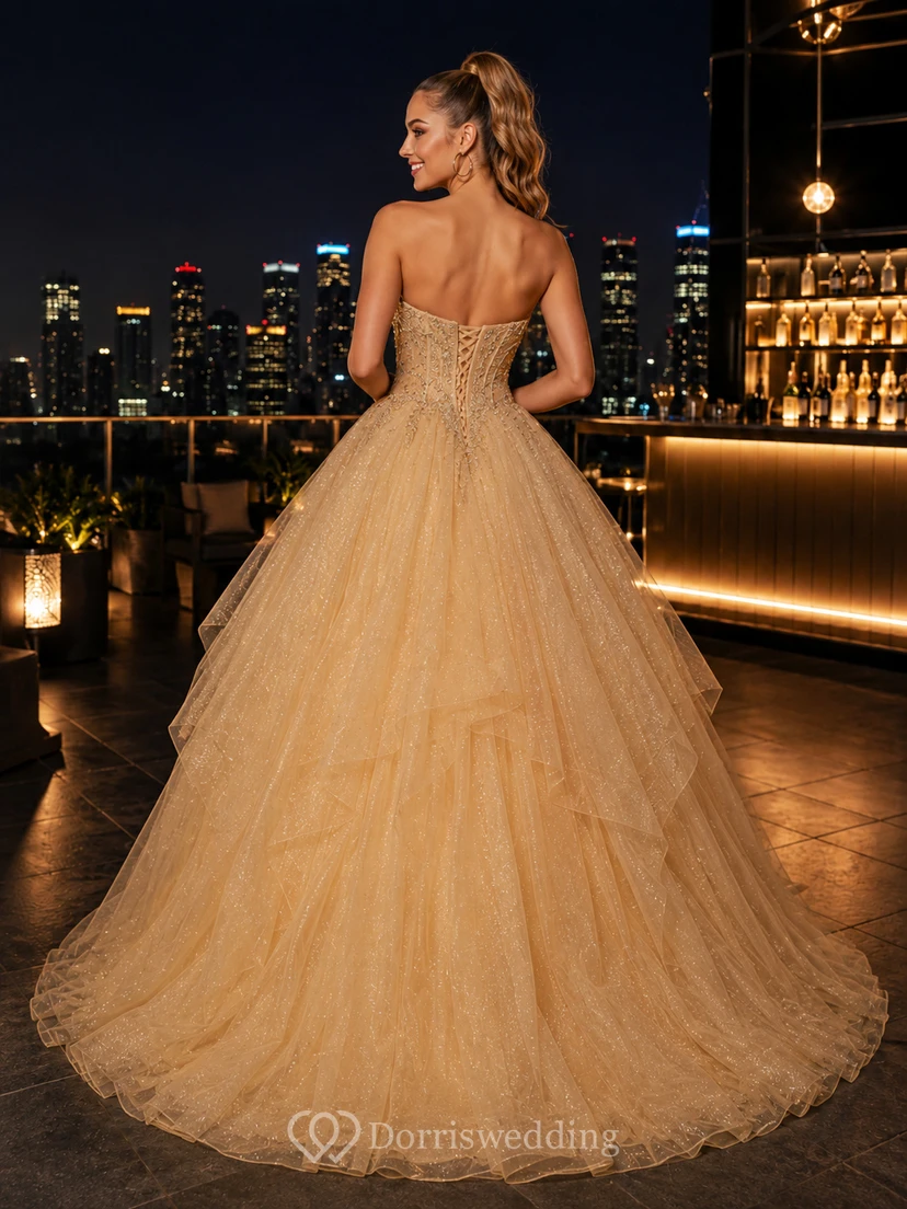 Robe de bal à volants dorée, bustier cœur, tulle pailleté, style Sweet Sixteen, sans bretelles, décolleté en cœur, cascade de paillettes, robe de bal à étages, toit doré, robe de bal Sweet Sixteen view 2