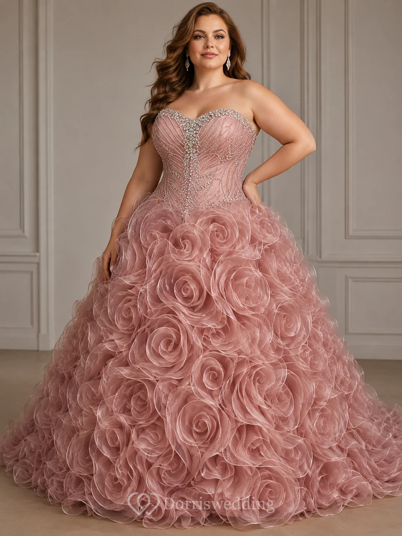 Vestido largo de organza con escote corazón, bordado floral, cola de cepillo, cremallera y cordones en la espalda. view 4