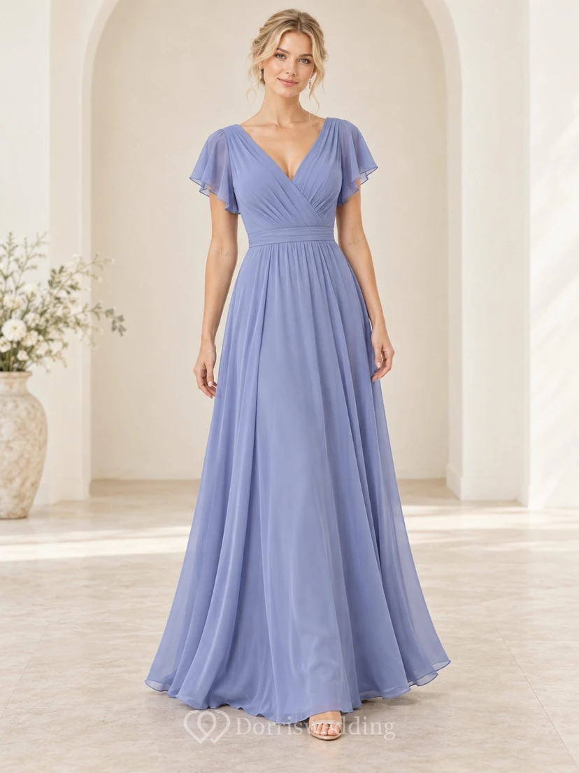 Sommerliches, periwinkelfarbenes Chiffon-Brautjungfernkleid mit flatternden Ärmeln, tiefem V-Ausschnitt, Wickeloptik, A-Linie und bodenlang