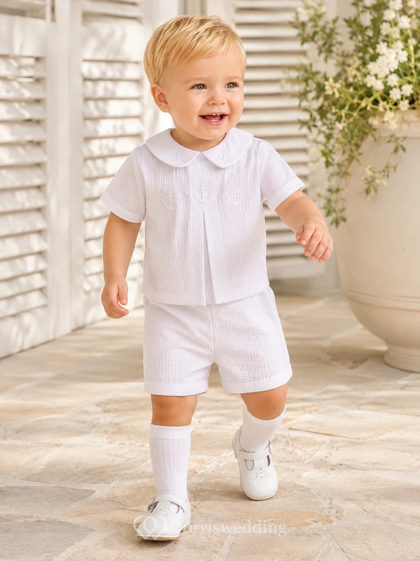 Conjunto de bautizo blanco de manga corta con cuello Peter y pliegues para bebé niño.