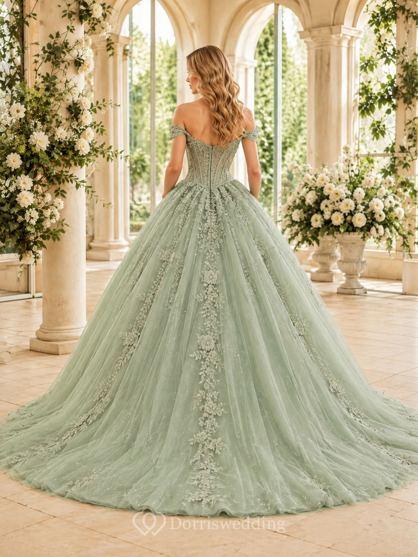 Vestido de gala de tul con encaje floral y hombros descubiertos, estilo princesa celadón, con cola de capilla, ideal para quinceañeras y graduaciones. Un look romántico y lujoso. view 2