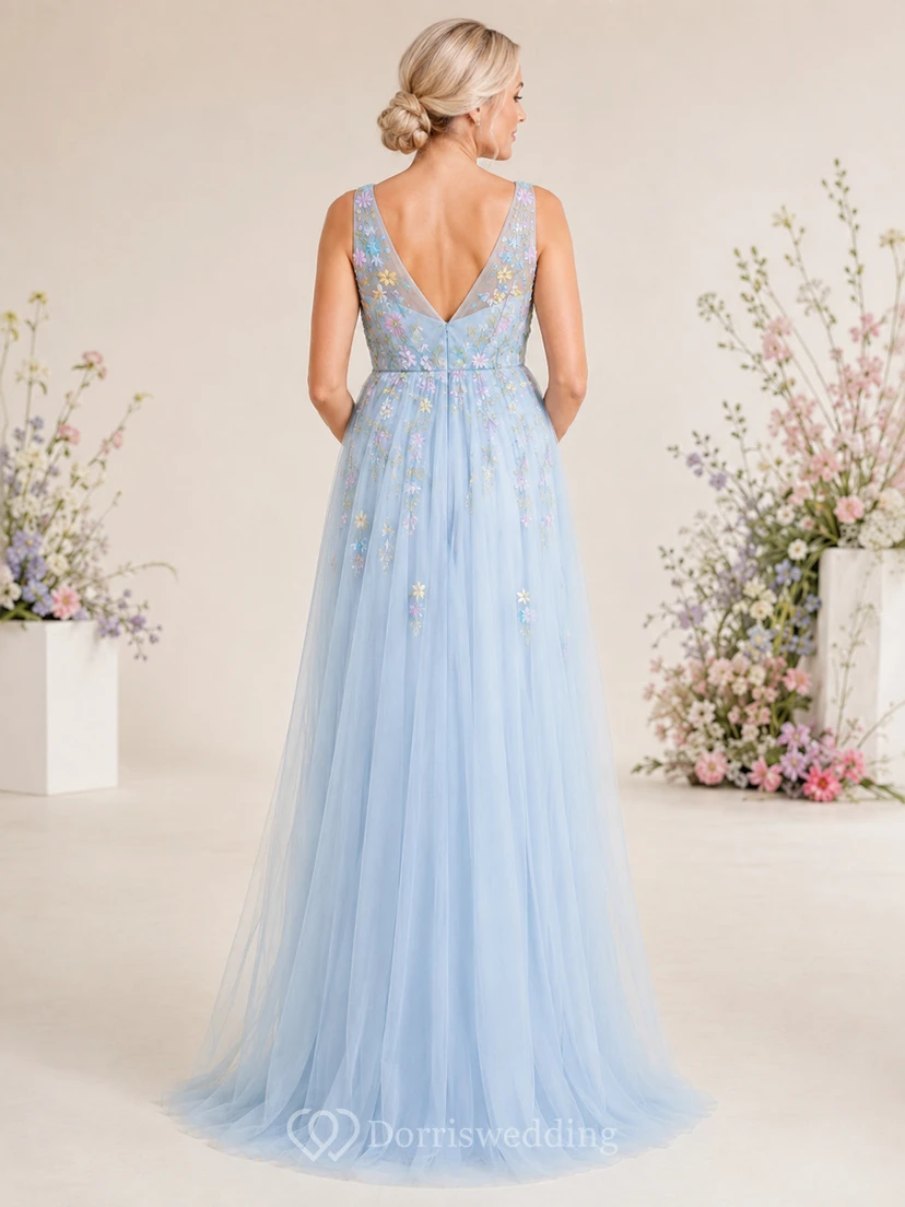 Robe de maternité bleu ciel à décolleté en V profond et applications florales multicolores en tulle, coupe trapèze, longueur au sol view 2