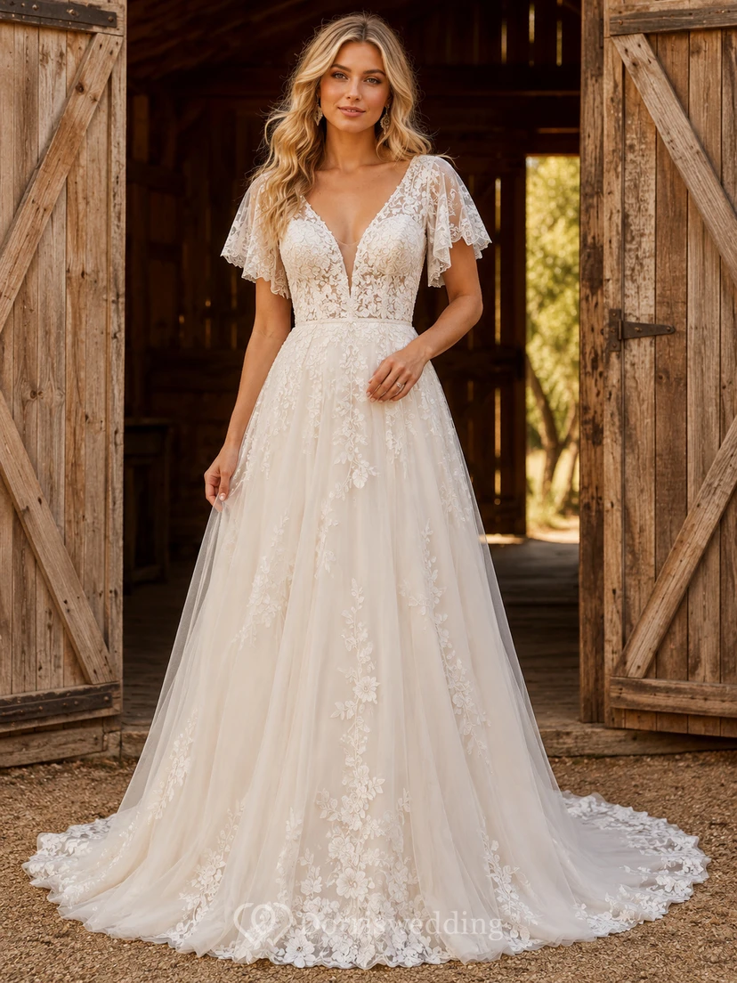 Robe de mariée champêtre en tulle, coupe trapèze, col en V, manches papillon, traîne chapelle, dos nu plongeant.