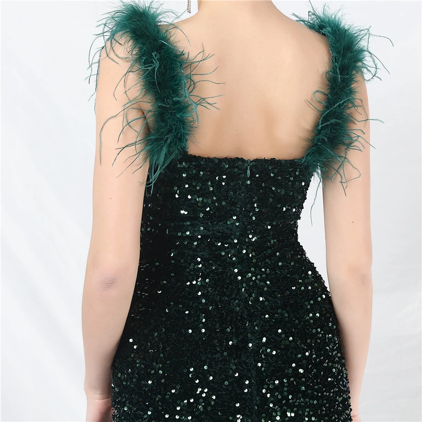 Handgefertigtes, perlenbesetztes Abendkleid aus Straußenfedern und Pailletten view 61