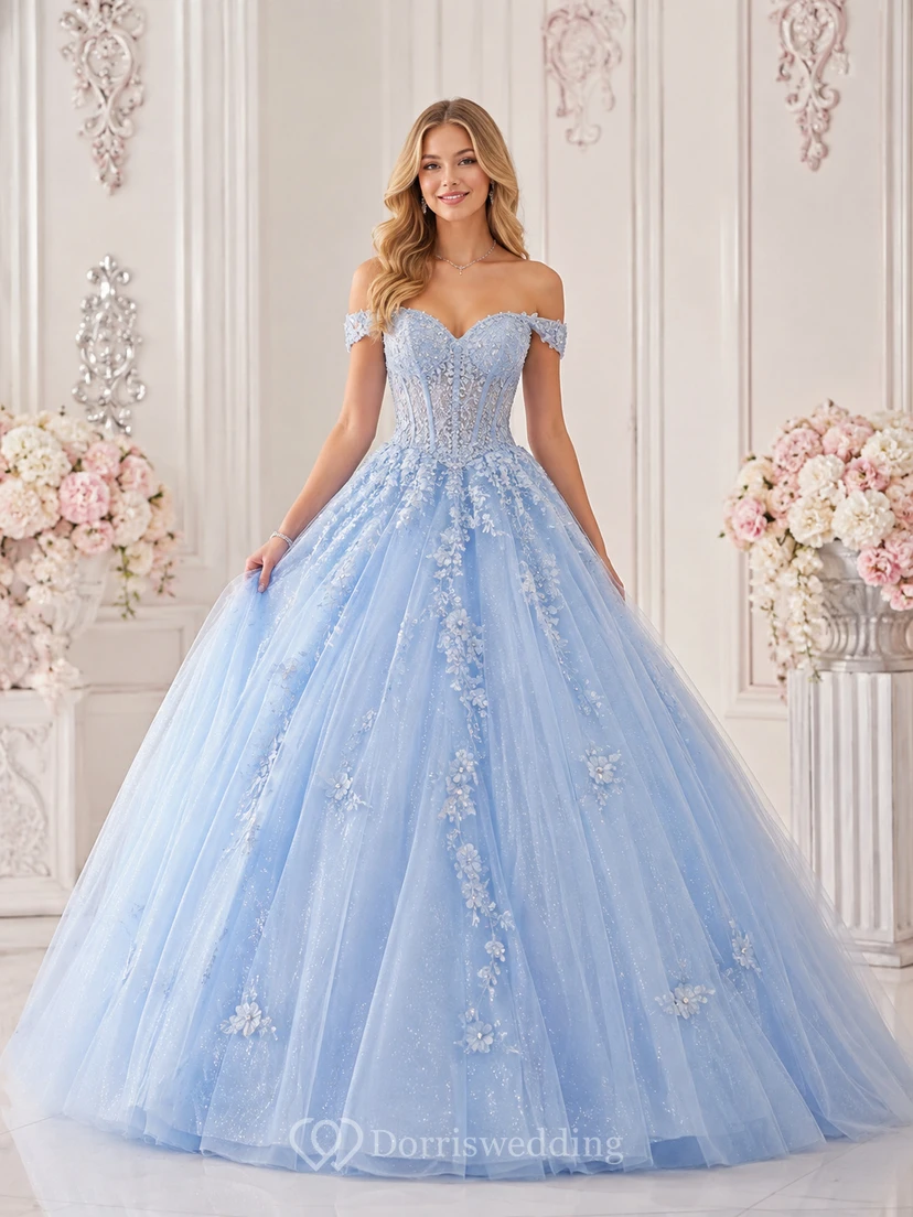 Vestido de quinceañera largo hasta el suelo, azul cielo, con escote corazón, apliques de encaje, pedrería, corsé con cordones y espalda estilo gala, con hombros descubiertos.