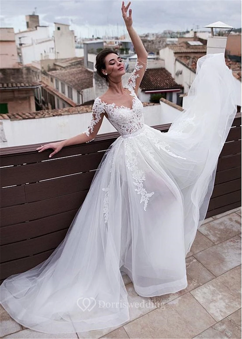 Robe de mariée en tulle vaporeux à manches mi-longues et dentelle, ornée d'appliqués et d'appliqués, avec traîne amovible.