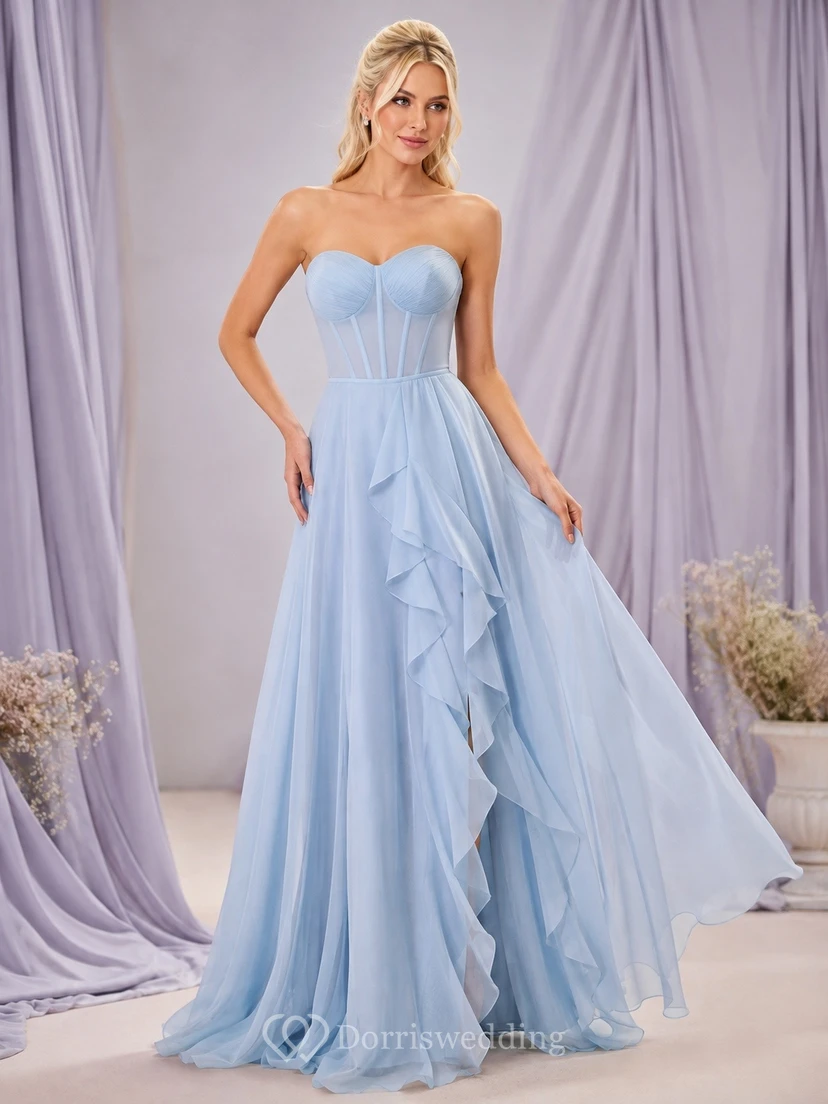 Vestido de gala sin tirantes con escote corazón y cola larga, de tul azul cielo.