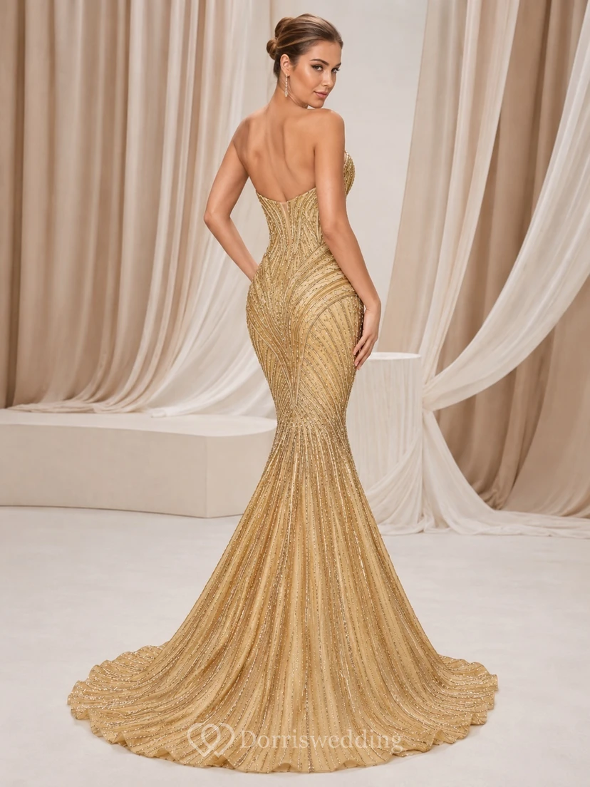 Glamouröses, goldfarbenes, trägerloses, perlenbesetztes Meerjungfrauen-Abendkleid mit dramatischer Schleppe view 2
