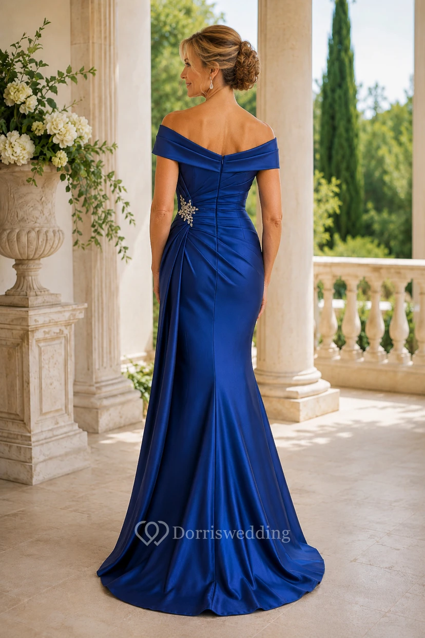 Königsblaues schulterfreies Meerjungfrauen-Kleid aus Satin mit Kristallbrosche view 2