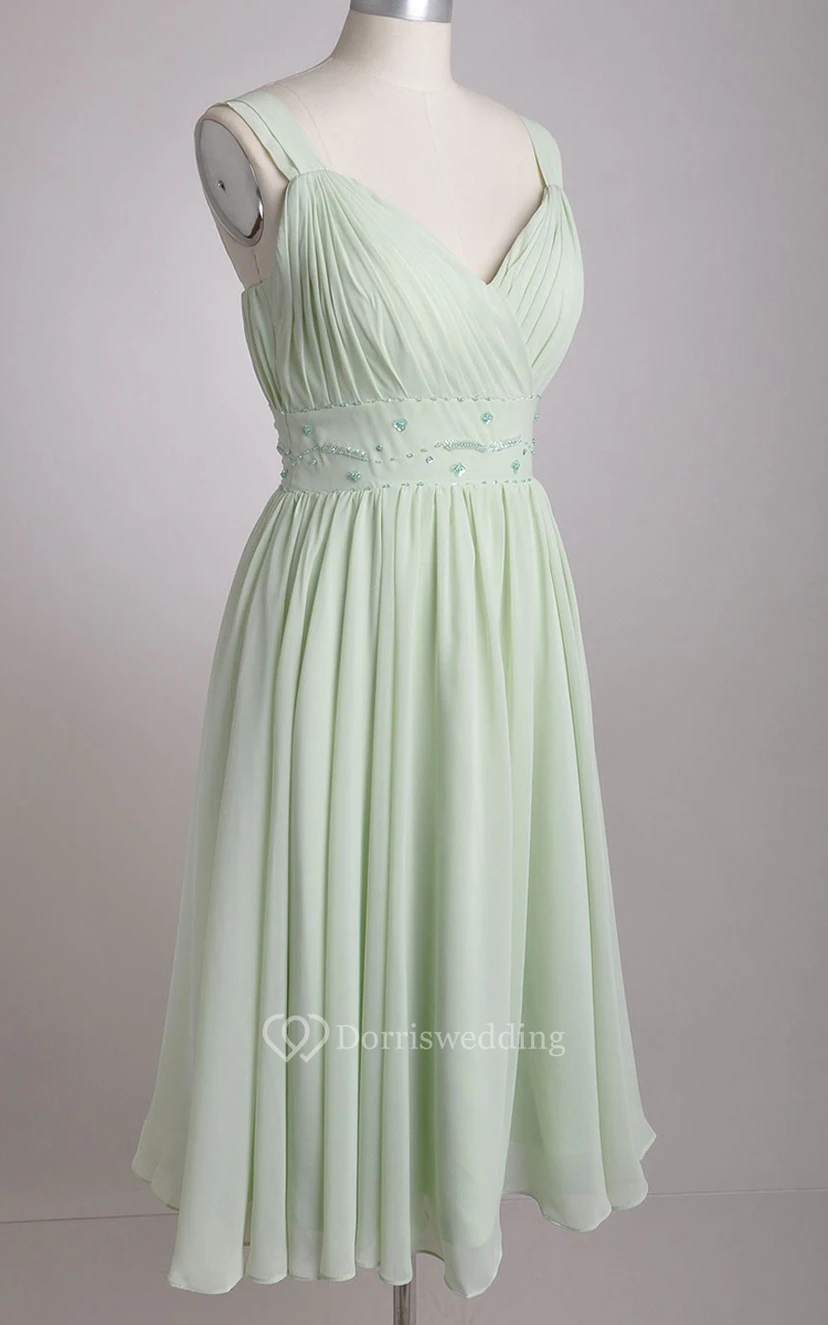 Robe de demoiselle d'honneur vert sauge en mousseline de soie, coupe trapèze, col en V et larges bretelles view 3