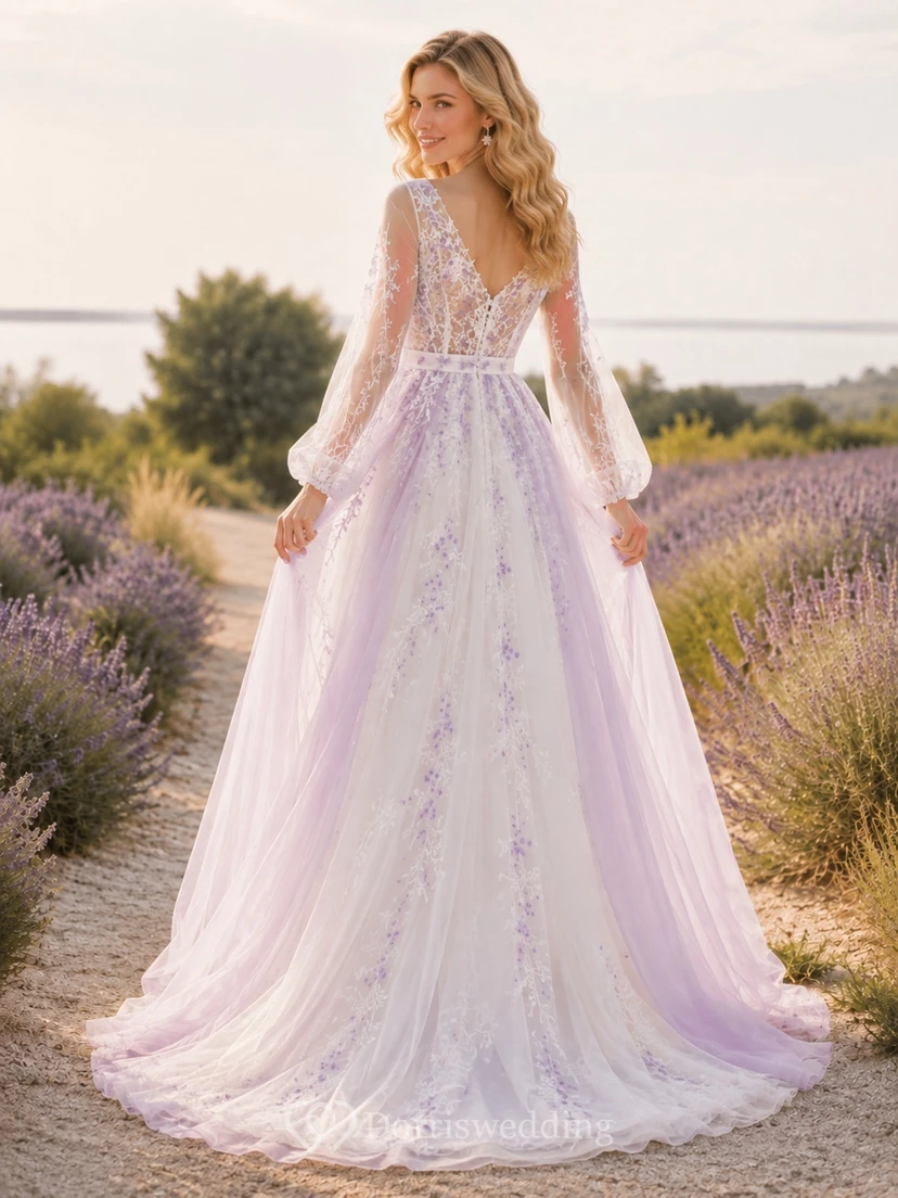 Lavendelfarbenes Brautkleid in A-Linie mit Ombré-Effekt, V-Ausschnitt, langen Ärmeln und Kapellenschleppe aus Spitze. view 2