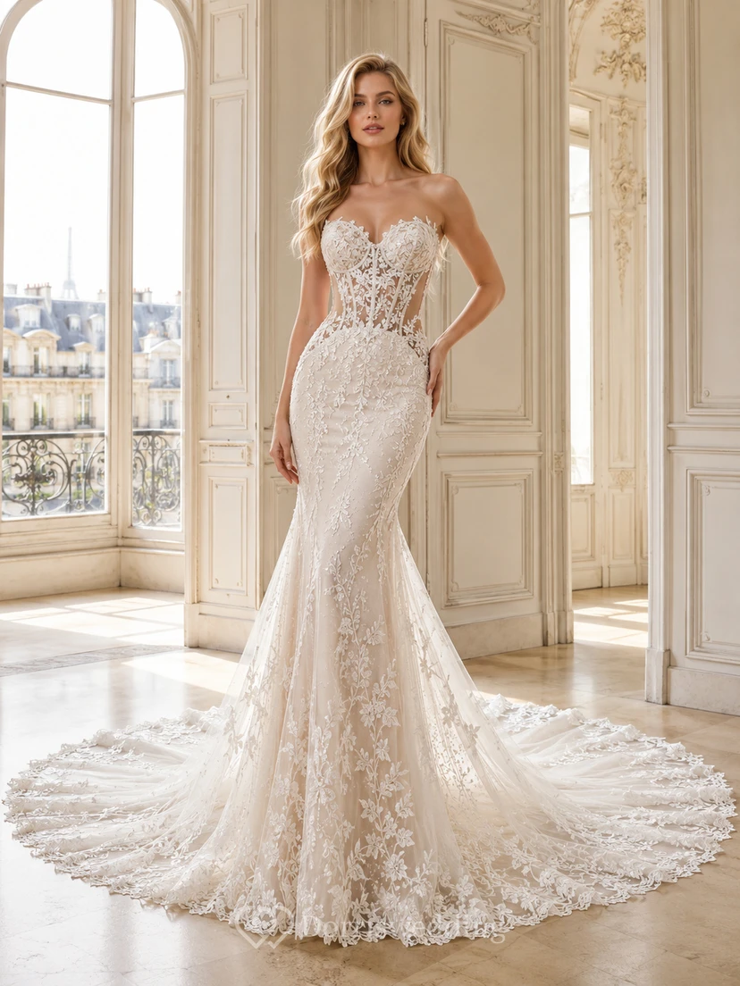 Robe de mariée sirène bustier en dentelle féminine avec traîne chapelle et applications florales, ornée d'un décolleté cœur et d'une traîne chapelle.