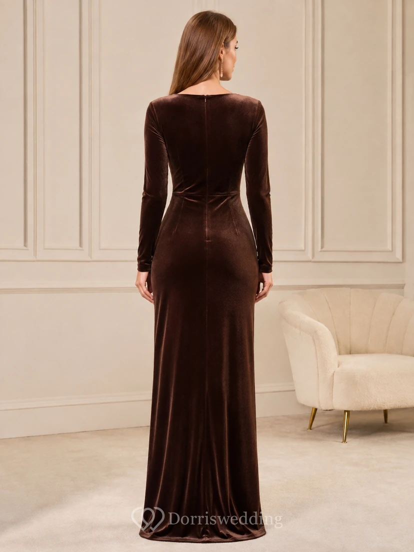 Schokoladenbraunes, langärmeliges, gerafftes Etuikleid aus Samt – Abendkleid view 2