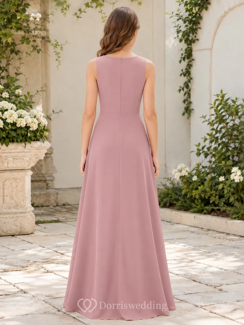 Vestido de dama de honor juvenil color rosa empolvado, corte ajustado, sin mangas, con detalles de joyas, elegante. view 2