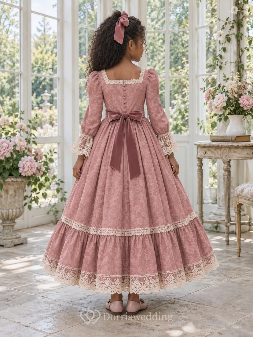 Langärmeliges, eckiges Ausschnitt-Blumenmädchenkleid in A-Linie mit Rosenmuster, Spitze, knöchellangen Einsätzen und Rüschensaum view 2