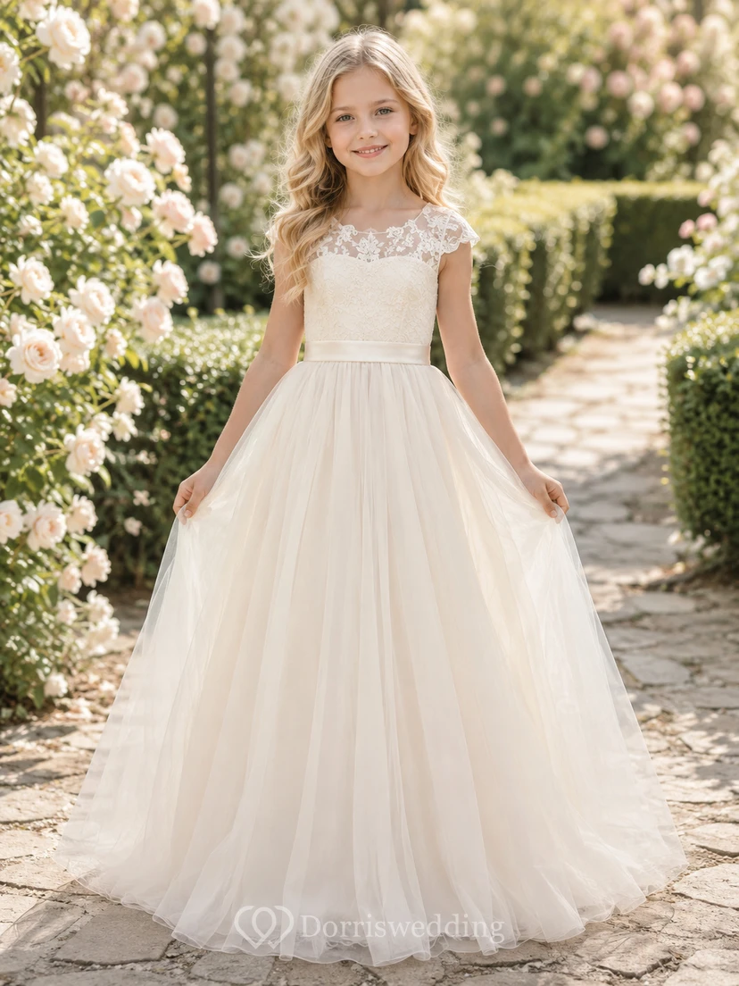 Robe de cérémonie élégante pour demoiselle d'honneur, coupe trapèze, en tulle et dentelle, col bijou, manches courtes, longueur au sol.