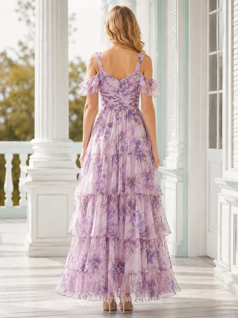 Vestido formal largo hasta el suelo, de gasa y encaje con estampado floral lavanda y mangas cortas. view 2