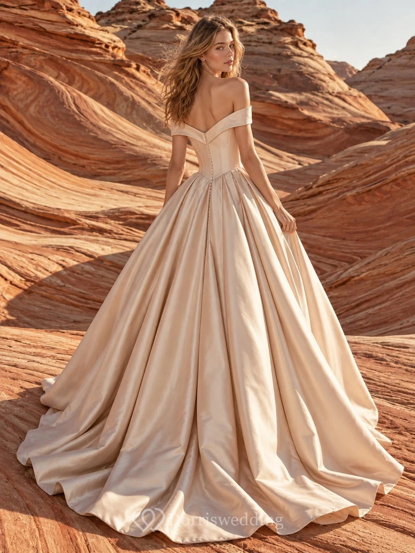 Vestido de novia largo de satén plisado con escote corazón y hombros descubiertos, color champán. view 2