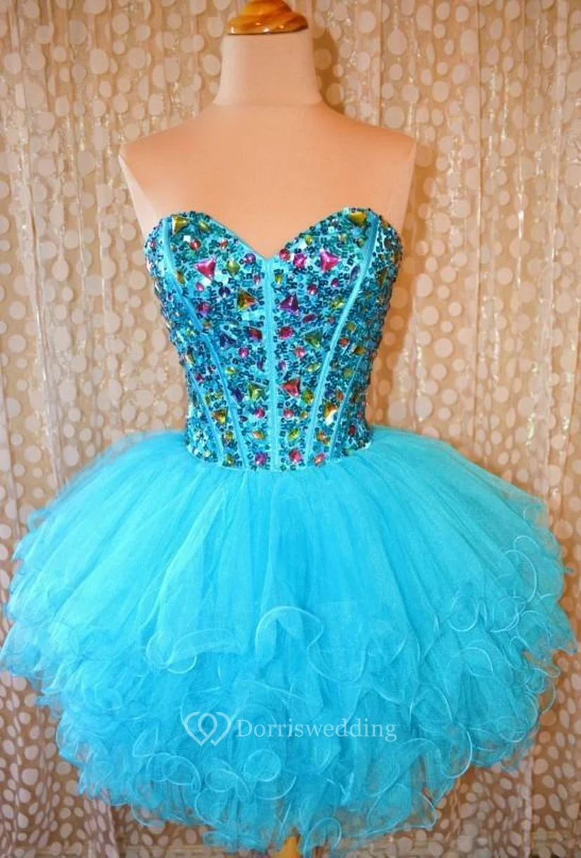 Vestidos de cóctel cortos y sexys con escote corazón, de organza y con pedrería, ideales para fiestas de bienvenida. view 11