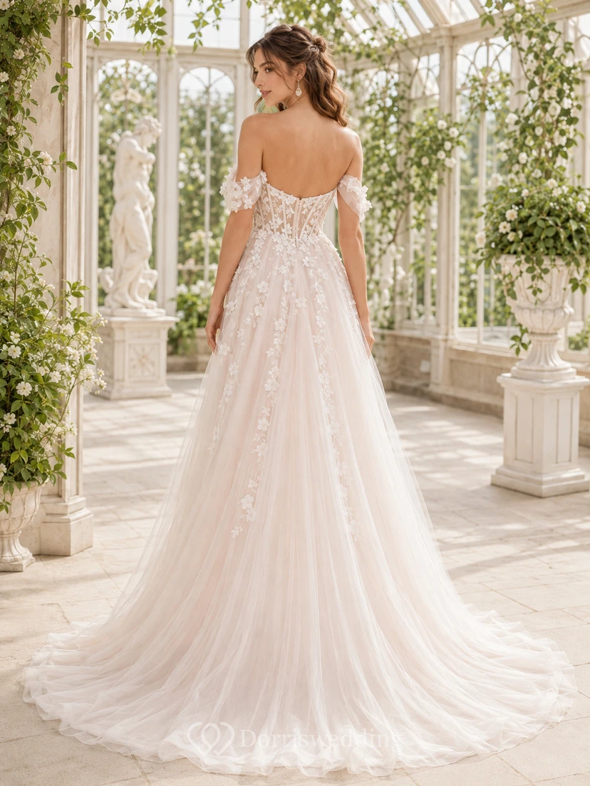 Robe de mariée en tulle, coupe trapèze, épaules dénudées, manches courtes, traîne chapelle, application florale view 2