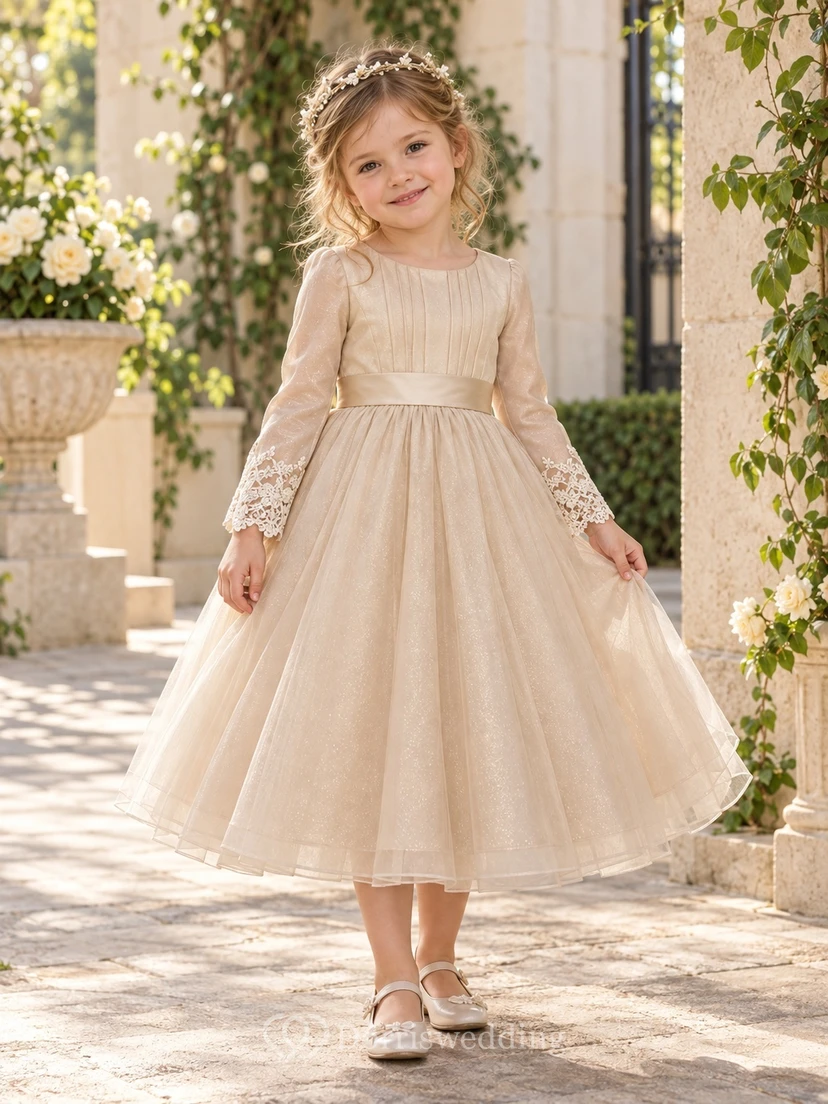 Robe de demoiselle d'honneur couleur champagne, longueur thé, manches longues, coupe trapèze, corsage plissé, poignets en dentelle, ceinture et col rond