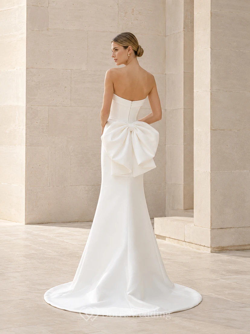 Robe de mariée moderne en satin sans bretelles, fourreau, dos nu avec nœud et traîne view 2