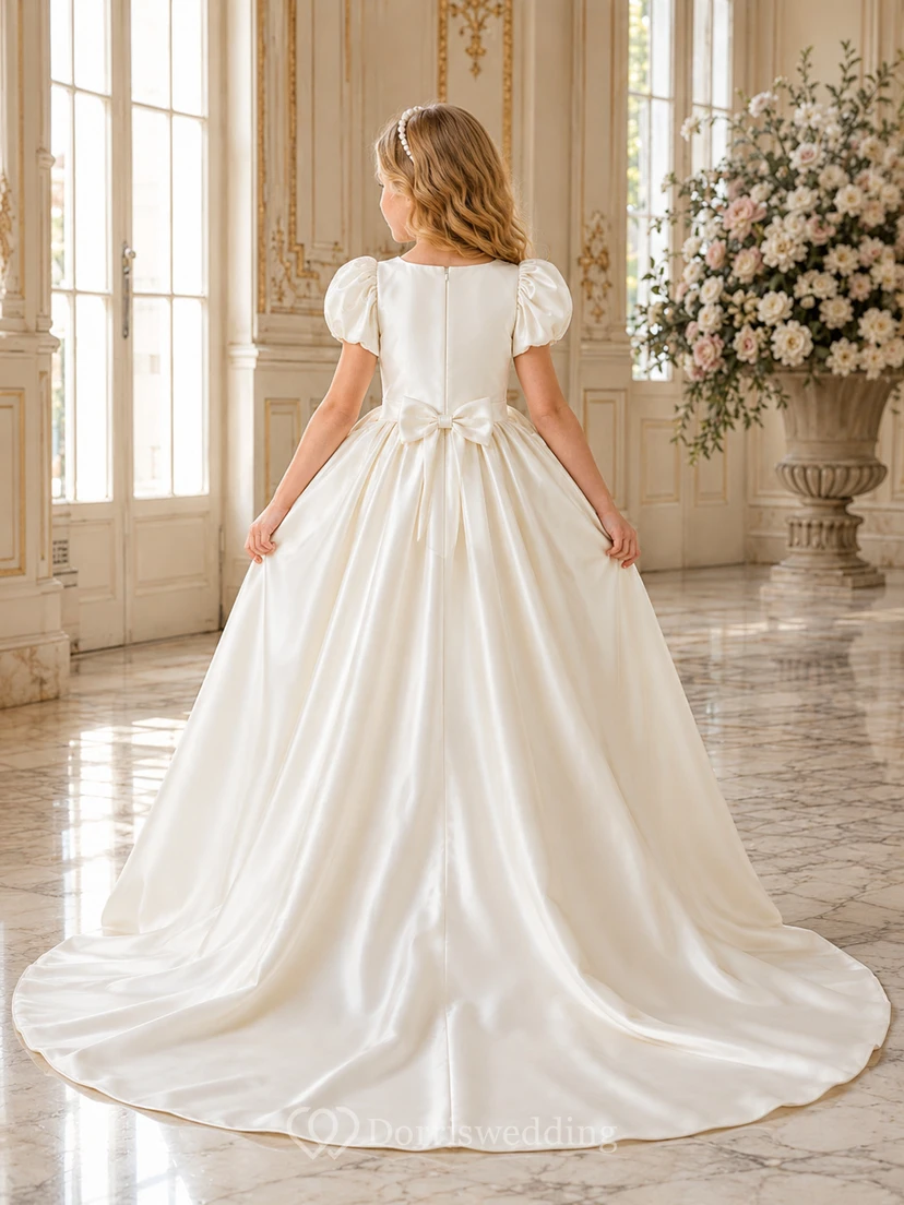 Blumenmädchenkleid aus elfenbeinfarbenem Satin, A-Linie, kurze Ärmel, Rundhalsausschnitt, asymmetrischer Saum, Schleifendetail view 2
