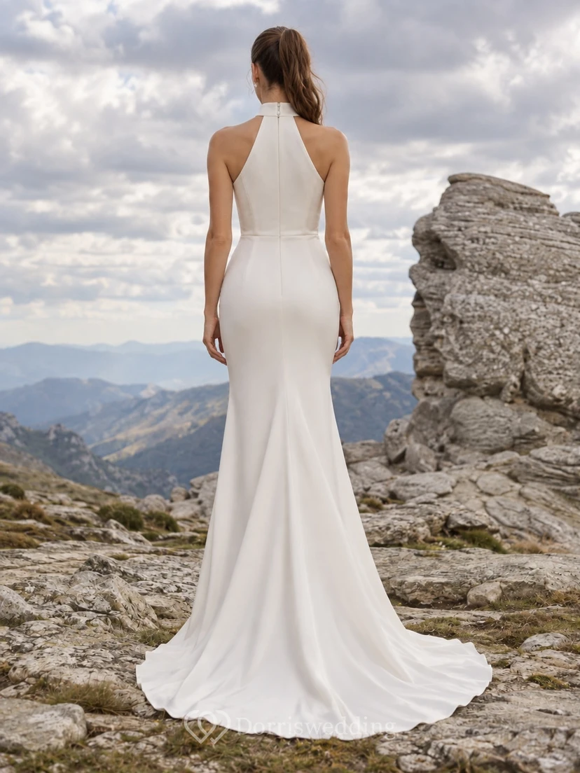 Vestido de novia sencillo de cuello alto, escote halter, sin mangas, de satén, con corpiño liso y cola. view 2