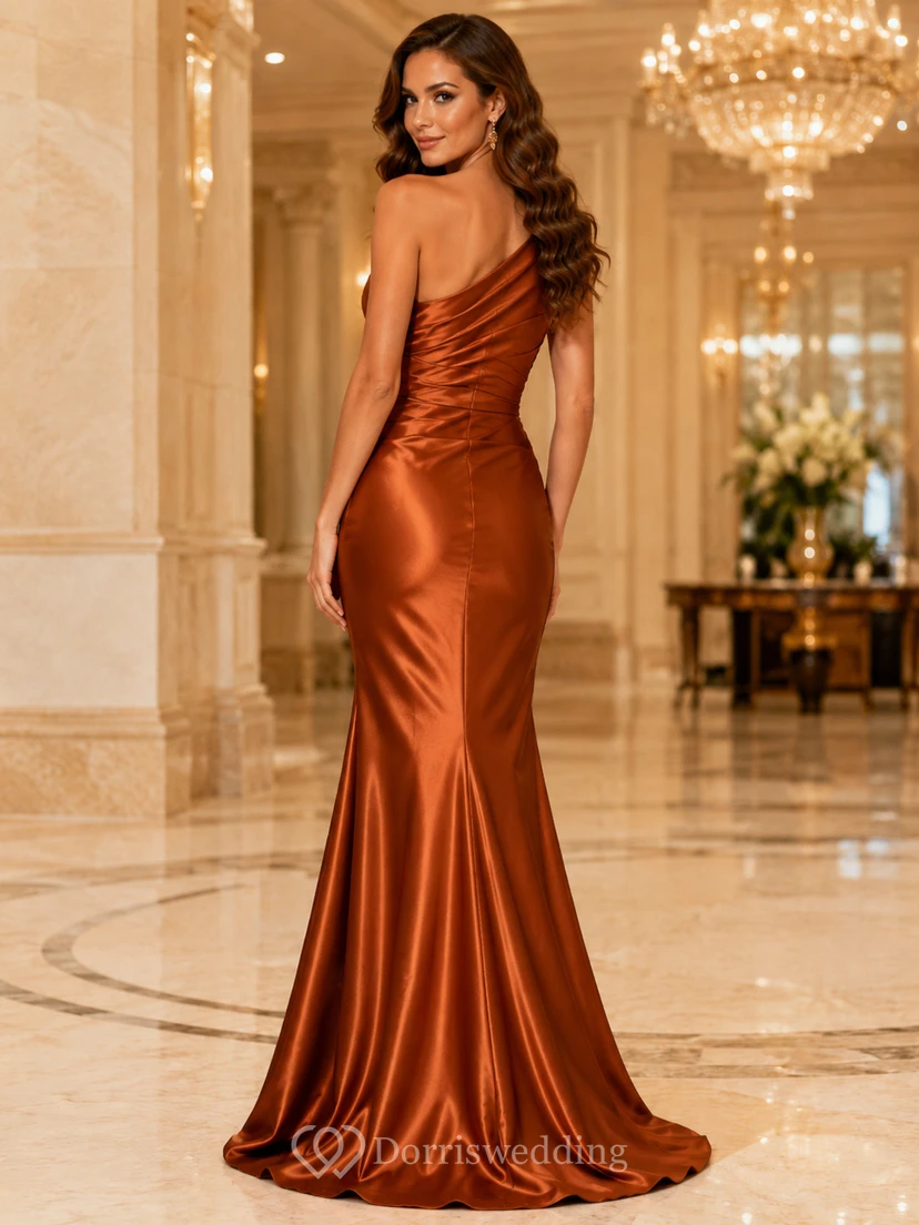 Kupferfarbenes, geschwungenes, braunes Meerjungfrauen-Kleid in Bodenlänge, ärmellos, einseitig schulterfrei, aus Satin, modernes formelles Kleid view 2