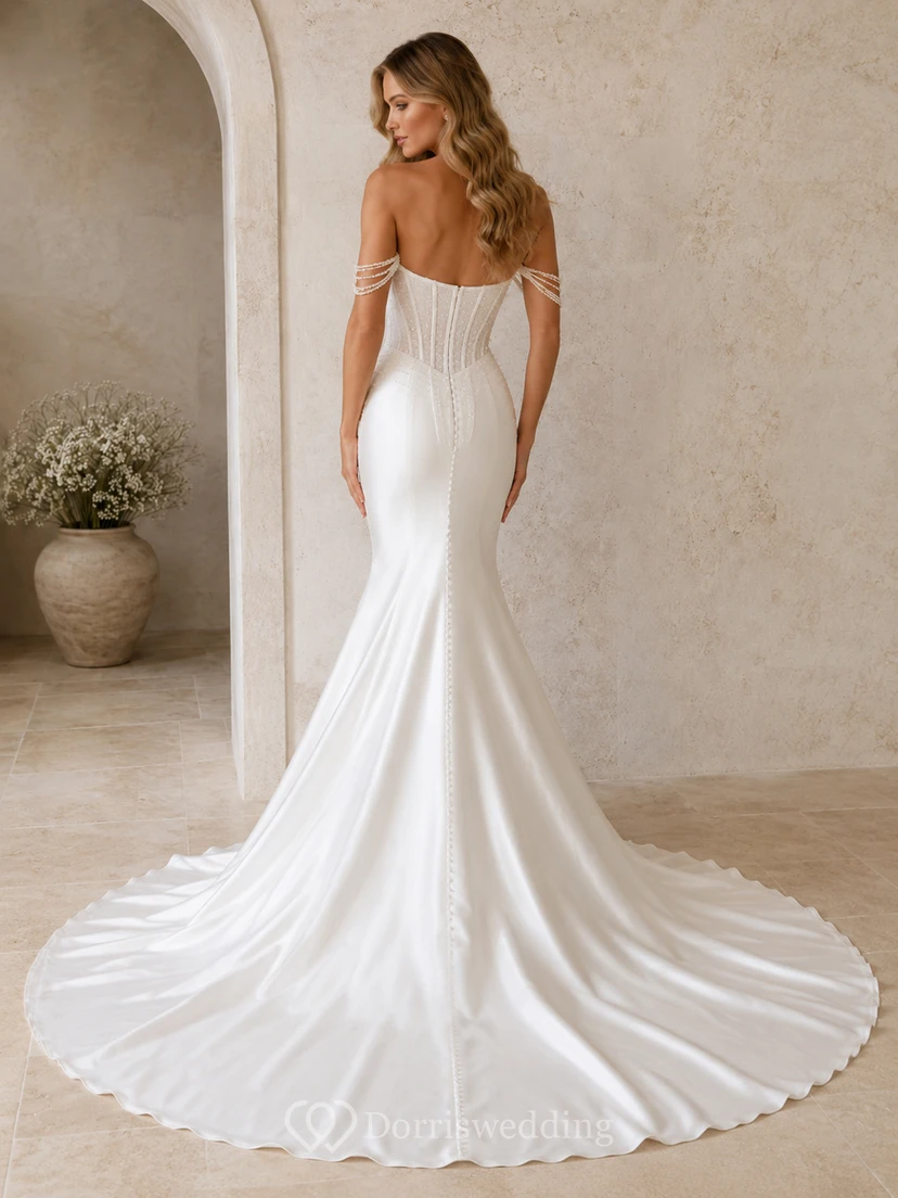 Robe de mariée sirène moderne en satin drapé, épaules dénudées et manches courtes, avec traîne chapelle view 2