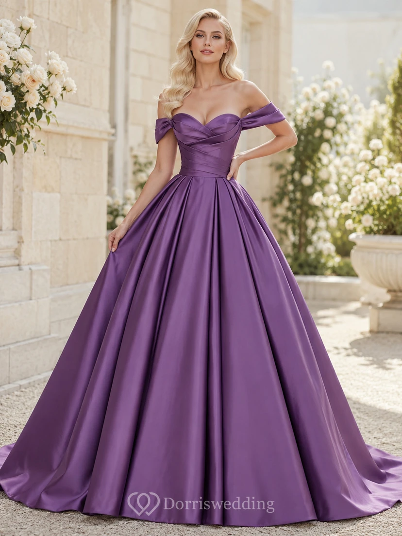 Robe de bal plissée en satin couleur raisin, épaules dénudées et traîne courte