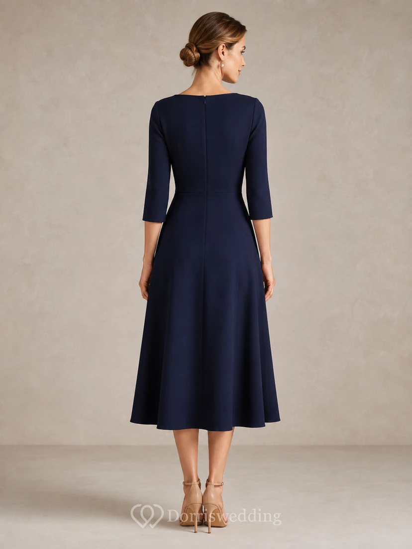 Vestido de recepción para madre de familia, minimalista, de largo midi, con escote barco y mangas tres cuartos, color azul marino oscuro. view 2