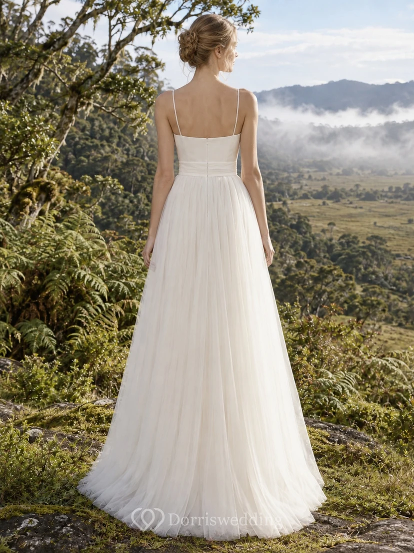 Einfaches, bodenlanges A-Linien-Brautkleid mit eckigem Ausschnitt, Spaghettiträgern und Schärpe aus Tüll für eine Gartenhochzeit view 2