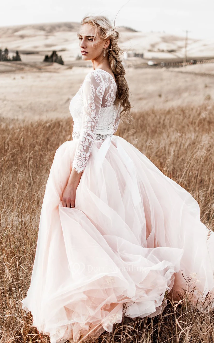 Vestido de gala elegante de novia con cola larga de tul y encaje, mangas tres cuartos y cinta. view 2