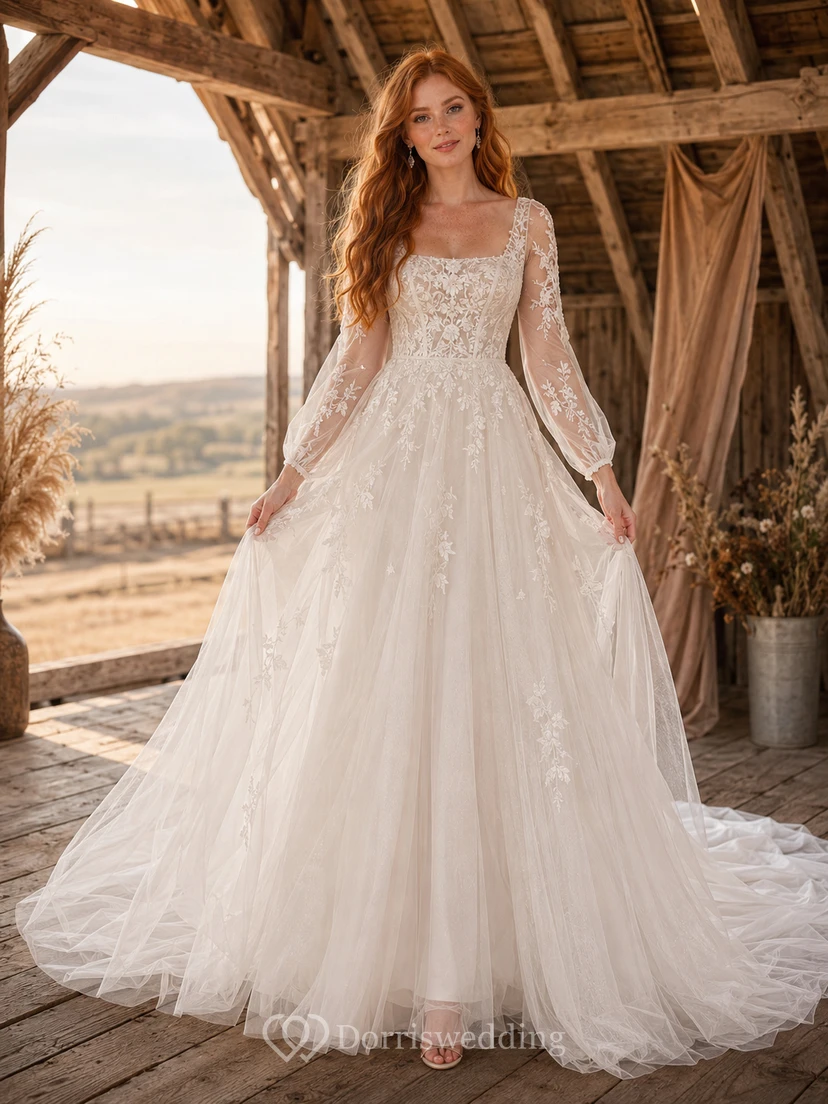 Robe de mariée champêtre en tulle et dentelle, coupe trapèze, col carré, manches longues et traîne chapelle