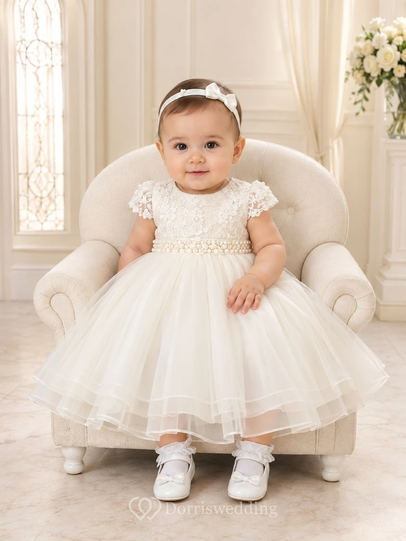 Elegantes, romantisches und bezauberndes Taufkleid mit Perlenbesatz, A-Linien-Spitzenoberteil und knielangen Ärmeln aus Tüll und Schmucksteinen.