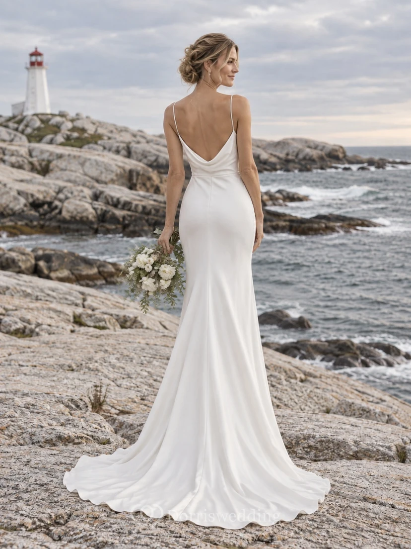 Sencillo vestido de novia de satén estilo sirena con escote drapeado, tirantes finos y corpiño drapeado. view 2