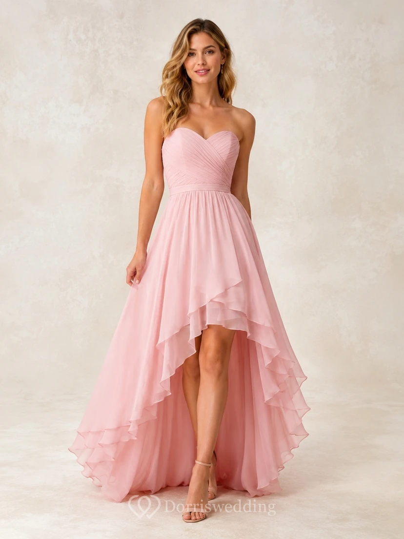 Kleid aus altrosafarbenem Chiffon mit Spaghettiträgern, Rüschen und gestuftem, asymmetrischem Saum in A-Linie