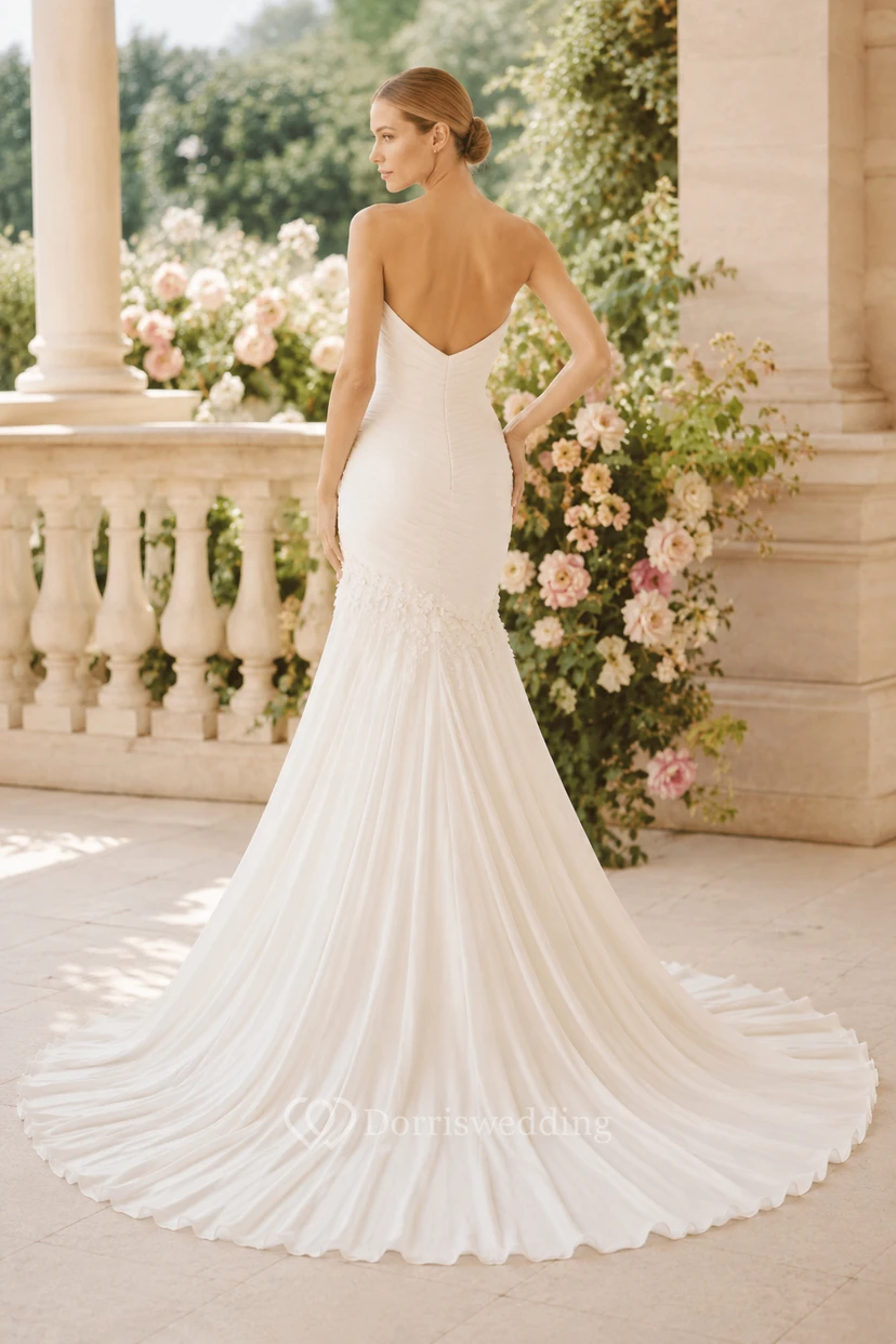 Robe de mariée sirène sans bretelles avec corsage froncé et ourlet évasé view 2