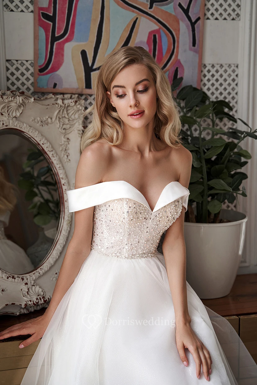 Elegante vestido de novia de corte A con corpiño de hombros descubiertos y detalles de cuentas, largo hasta la rodilla. view 3