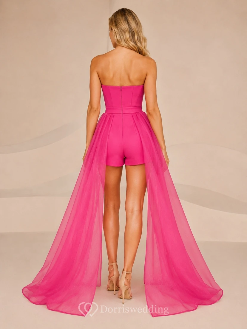 Combinaison-short structurée rose fuchsia pour le bal de promo, avec décolleté bustier, surjupe amovible en organza et bas court. view 2