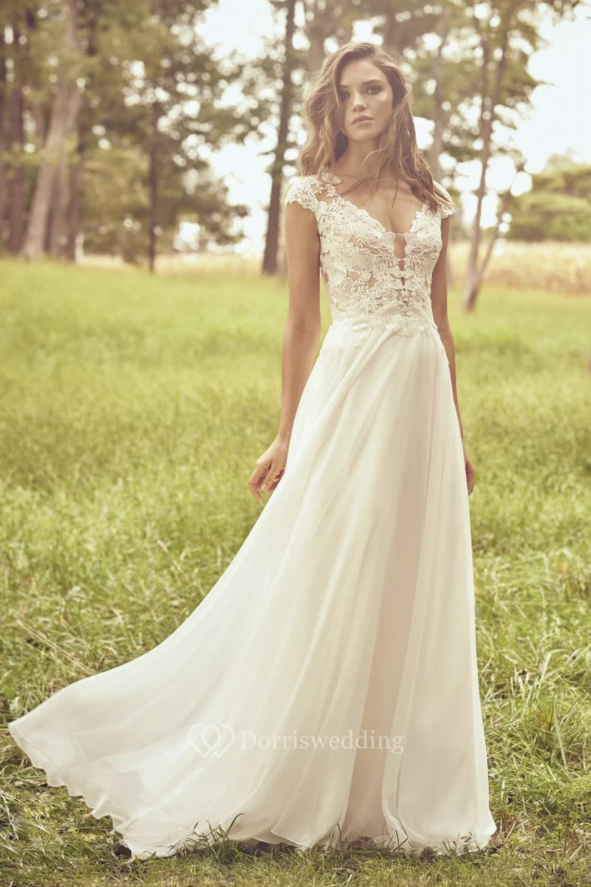 Boho-Hochzeitskleid aus Chiffon mit Applikationen, kurzen Ärmeln, tiefem V-Ausschnitt und transparentem Rücken aus Spitze video preview