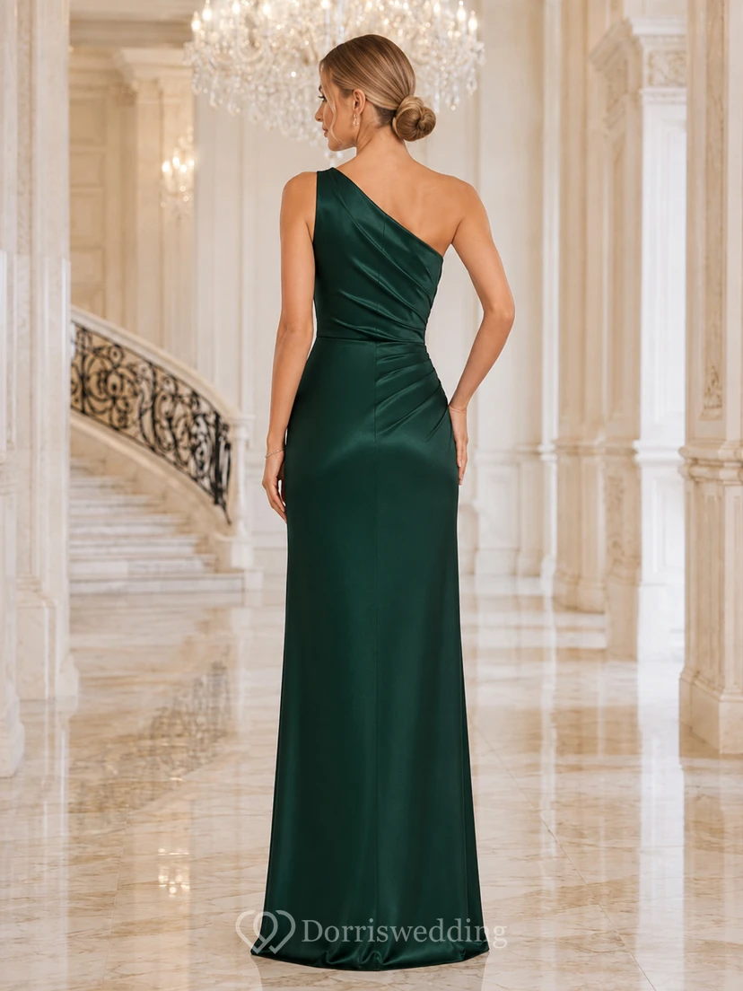 Elegantes, schlichtes Brautjungfernkleid in Dunkelgrün mit One-Shoulder-Ausschnitt, ärmellos, bodenlang, mit Schlitz, Raffungen und Reißverschluss am Rücken. view 2