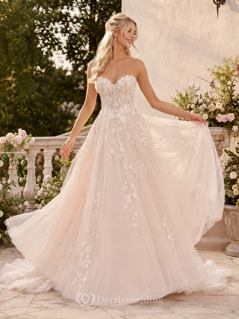 Vestido de novia de corte A sin tirantes con encaje y tul floral y cola de corte princesa