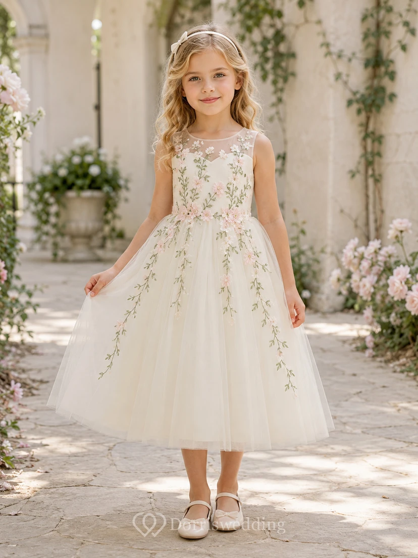 Elfenbeinfarbenes Blumenmädchenkleid mit floraler Rankenstickerei, ärmellosem Tüll-A-Linien-Schnitt, transparentem Rückenausschnitt, natürlicher Taille und wadenlangem Rock